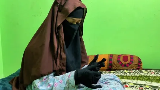 Peçeli seks – ateşli Asyalı kız azgın adama iyi sert seks gösteriyor