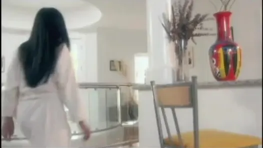 seksi asyalı dudaklarını büyük bir beyaz horoz etrafında sarar, sonra sikikleri