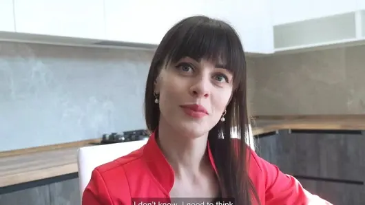 Sevimli emlakçı müşterisini ikna etmek için minik götünü kullanıyor