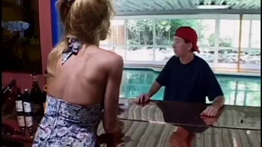 Slutty milf getiriyor bir küçük oğlan üzerinde için emmek onun çük