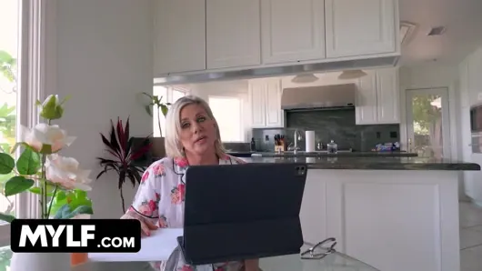 Stayhomemilf – mavi gözlü sarışın puma üvey oğlu baştan çıkarır