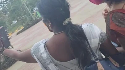 Tamil sineması halka açık göğüsler bölüm 1, iki ev hanımı sinemada emiyor