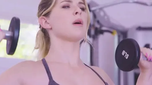 Tatlı sarışın Riley Reign vücudunu ve amını ultra sıkı tutmak için egzersiz yapmak istiyor – teamskeet