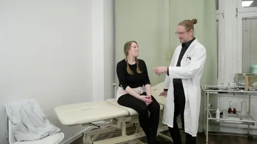 Tıbbi muayene erotike dönüşüyor – doktor dışarıda ve içeri kapsamlı bir muayene yapıyor!