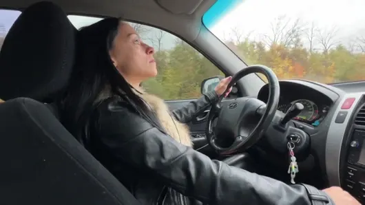 Üvey anne beklenmedik bir şekilde üvey oğlunun yarağını emiyor mu?! Ağzına boşalıyor