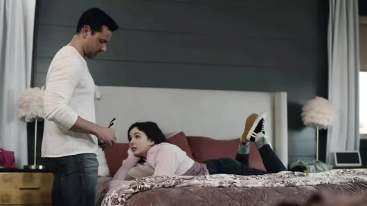 Üvey baba üvey kızını donduruyor ve onu birden fazla yüksek sesle inleyerek orgazm oluyor