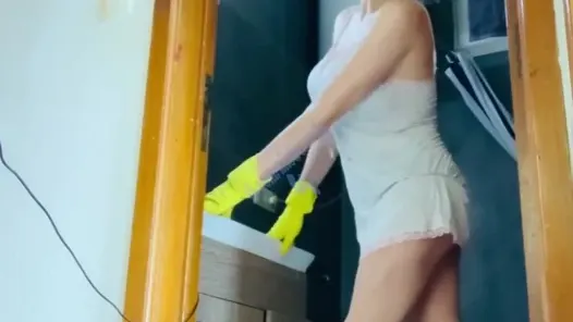 Üvey dildom beni çok sert sikiyor