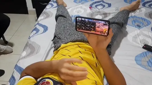 Üvey kardeşim oyunumu kesmek için giriyor ama o becerdin
