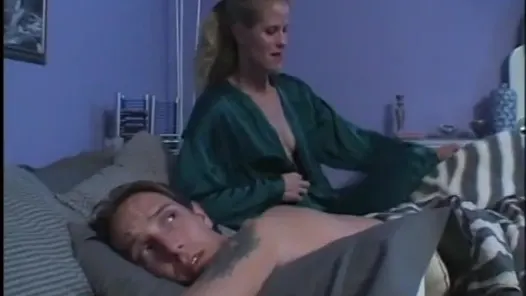 Uzun boylu sarışın milf ile güzel memeler gets ona kedi dövülerek