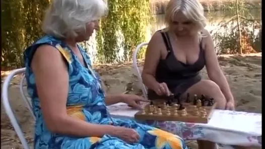 Yaşlı lezbiyenler sikişiyor