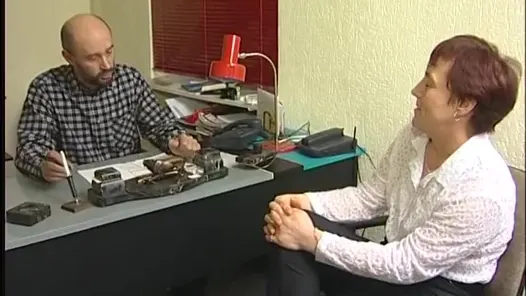 Yaşlı sürtük büyük bir yarağı emiyor ve sonra ofiste sert biniyor