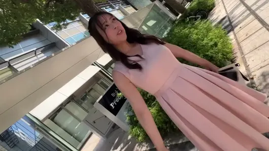 34 yaşındaki, Tokyo’da yaşayan eski bir gravure idol, büyük penisli bir adamın onunla seks yapıp sonra içine boşalmasına izin veriyor.