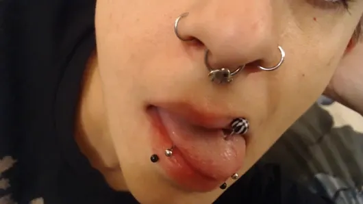 6 piercing yakın çekim oynama zamanı