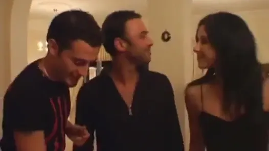 Adam onu yatak odasına götürüyor ve yatakta şişman amcık dudaklarını emiyor