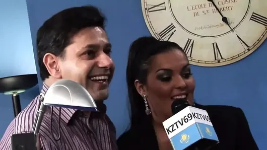 Adam ve seksi bir hatun röportaj yaparken müşterileriyle televizyondan sikişiyor