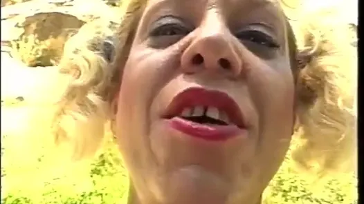 Adamlarla seks partisi ve olgunlar açık havada sert sikişiyor ve yarak emiyor