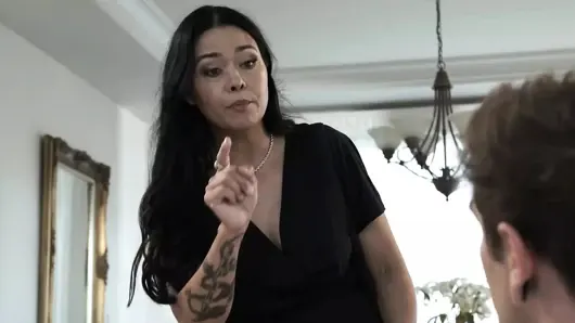 ADULT TIME – hüsrana uğramış azgın üvey anne Dana Vespoli tembel üvey oğlunu disipline etmek için amcık yalama kullanıyor!