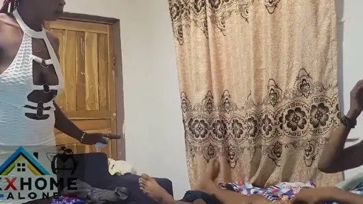 Afrikalı anne bu ateşli üçlü grup sekste erkek arkadaşını üvey kızıyla paylaşıyor