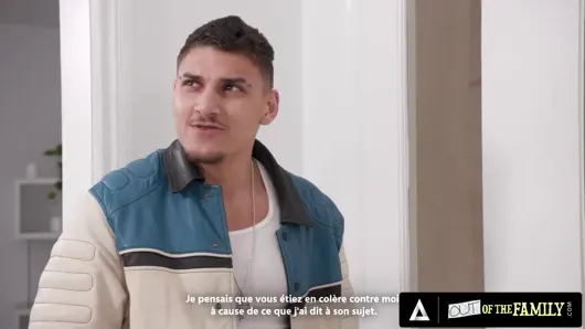 Ailenin dışında – yaramaz orta yaşlı seksi kadın her şeyi izlerken üvey babasının erkek arkadaşıyla sikişiyor