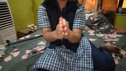 Aldatan üvey kız kardeş büyük bir Hintli yarakla sikiliyor