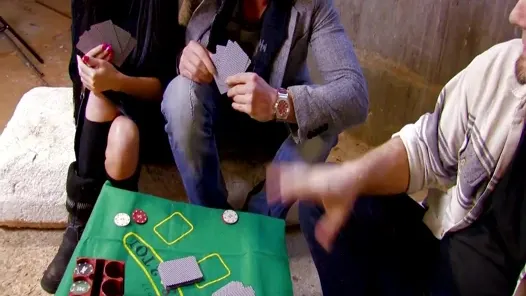 Aldatılan koca poker oynarken kaybediyor ve ödül karısı kazanan oyuncuyu sikiyor