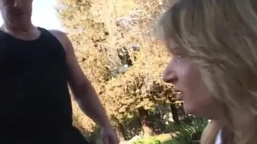 Amigo kızdaki ateşli yaşlı kız sikişiyor ve emiyor