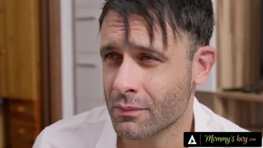 Annenin oğlu – büyük memeli orta yaşlı seksi kadın shalina devine sert çifte penetrasyondan sonra yüzünü dölle kaplıyor