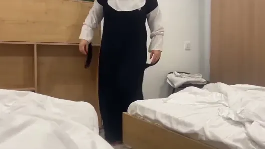 Arap hizmetçi sıkı amcığıyla otel müşterisini odada baştan çıkarıyor