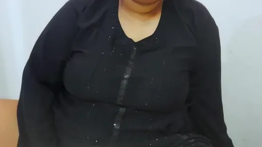 Arap solo üvey anne parmakla sikişiyor ve abaya’sına boşalıyor!