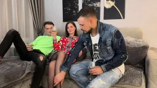 Arkadaş arkadaşının karısını sikiyor, kocası izliyor ve huzursuz oluyor