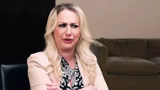 Aşırı korumacı büyük memeli üvey anne bozuk bir müdürle edepsiz bir anlaşma yapıyor – mylf