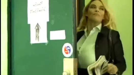 Asyalı lezbiyen piliç sarışın bir hatun müşterisini masaj için alıyor ve sonunda amını parmaklıyor