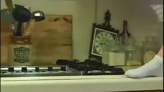 Ateşli amigo kız mutfakta yarak emiyor