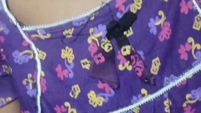 Ateşli evli kadın kocasının erkek kardeşiyle odada sikişiyor