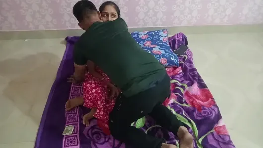 Ateşli Hintli köylü kızlar evde seks yapıyor