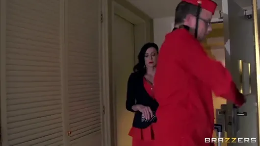 Ateşli ve acımasız – Kendra Lust oteldeki komşularının bir çift göz alıcı lezbiyen olduğunu keşfetti