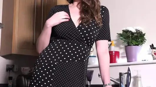Auntjudys – senin uzun milf üvey teyze felicity mutfakta sana joi verir