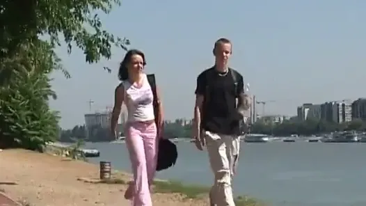 Azgın adam ve sürtük esmer açık havada sert sikiş seansı yapıyor