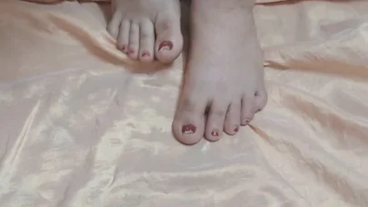 Azgın bir kadın sahibesine bir video gönderiyor