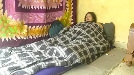 Azgın desi üvey anne üvey oğlu onu sikerken zevkle çığlık atıyor