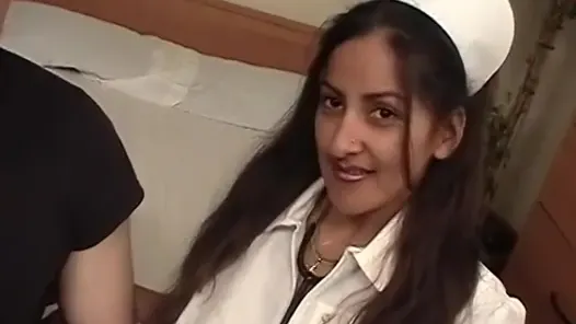 Azgın hasta sakso çektikten sonra seksi hemşireyi sert sikiyor