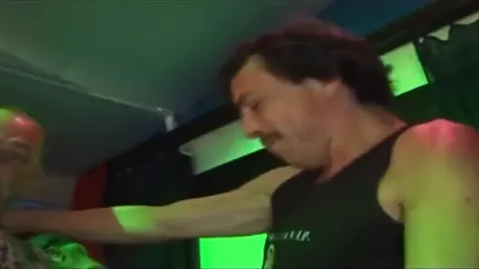Azgın hatunlarla vahşi kulüp grup seks partisi her yerde emiyor ve yalıyor