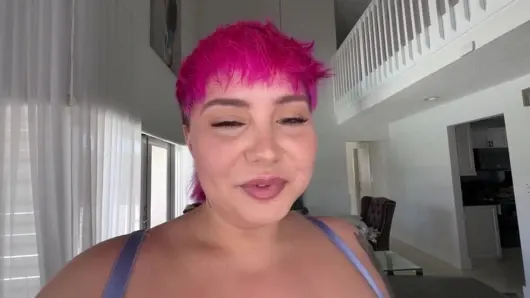Azgın iri güzel kadın Jadynn Stone yüzüne Jmac’ın yarağını sağıyor