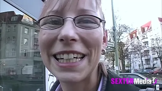 Azgın öğrenci Sandra Essen’de sokakta yaklaştı, tavlandı ve sert sikildi