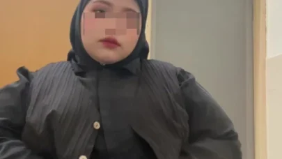 Azgın öğretmen erkek öğrencilerin tuvaletinde çıplak