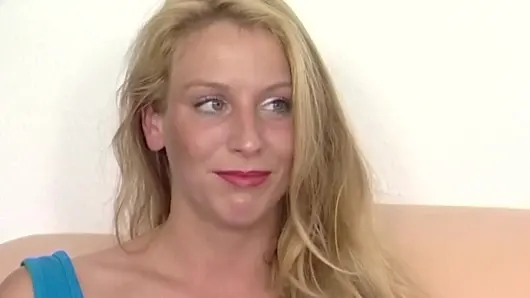 Azgın sarışın orta yaşlı seksi kadın ıslak amcığı parmaklıyor ve titreyerek orgazm oluyor