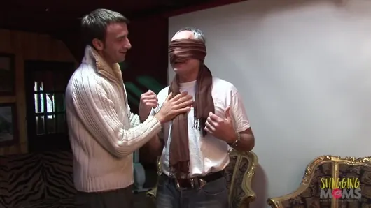 Azgın sarışın sürtük birden fazla sert horoz istiyor