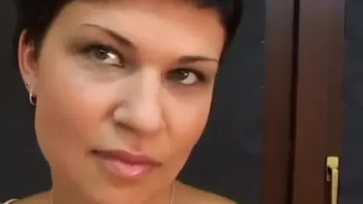 Azgın sürtük geniş açıyor ve sert yarağı sıcak ıslak ağzına alıyor