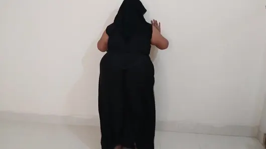 Baba ofise gittikten sonra, üvey anne azdığında, üvey oğul onu sikerek tatmin ediyor – Hintli