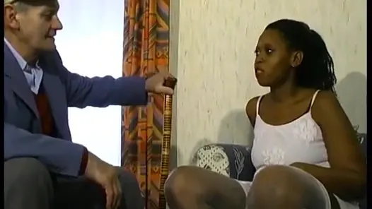 Bakımlı bir blackette sapık yaşlı bir adama amını sunuyor!